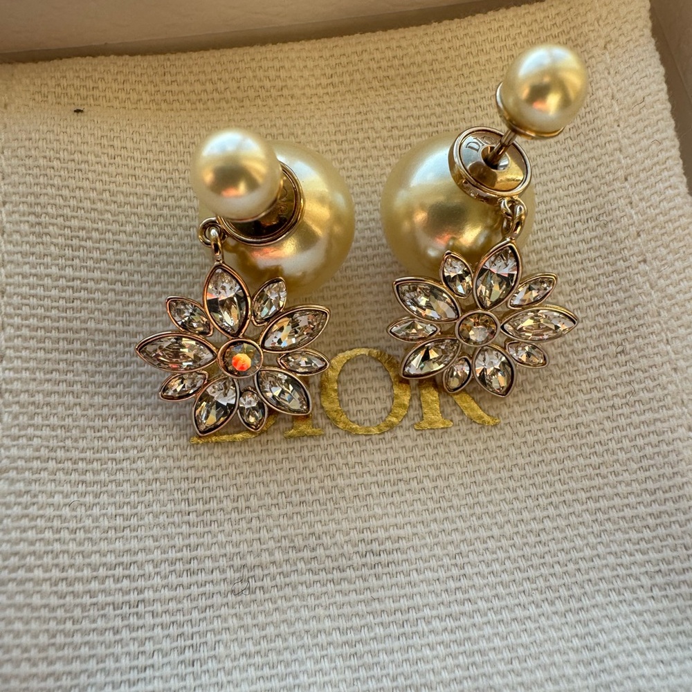 NEW DIOR Elegant Pearl and Crystal Flower Earrings